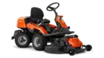 Husqvarna R 216Ts AWD zitmaaier met Combi maaidek op gazon, wendbaar rond obstakels en geschikt voor hellingen en grote oppervlakken