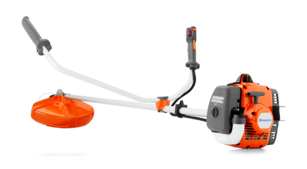 Husqvarna 129R benzine-bosmaaier met U-handgreep, draagharnas, trimmerkop en grasmes voor veelzijdig maaiwerk.