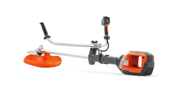 Husqvarna 535iFR accu-bosmaaier met zaagblad, U-handgreep, PowerBoost en savE™-modus voor professioneel groenbeheer.