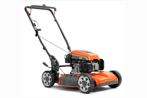 De LB 251S is een zelfrijdende, krachtige en gebruiksvriendelijke loopmaaier met Bioclip® (mulch) en zij-uitworp. Het robuuste stalen maaidek van 51 cm is gebouwd om moeilijk maaien aan te pakken met geweldige maairesultaten, terwijl de platte handgreep en aandrijfhendel zorgen voor gemakkelijke wendbaarheid en een geweldige maaiervaring. De eenvoudig inklapbare handgreep, de centrale maaihoogte-instelling en het geoptimaliseerde loopvlak van de banden dragen allemaal bij aan een eenvoudige bediening en geweldige prestaties, zelfs op grotere gazons. Geoptimaliseerd Bioclip®-mes en -dek creëren kleinere, fijnere grasmaaisels die snel worden opgenomen. Geen opvang nodig en minder kunstmest: uw gazon bemest zichzelf. Show less Husqvarna LB 251S Grasmaaier