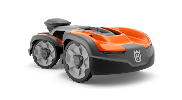 Husqvarna Automower 535 AWD EPOS robotmaaier op ruw terrein, toont vierwielaandrijving en draadloze EPOS-zonecontrole voor professioneel gebruik.