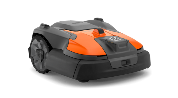 Husqvarna Automower 580 EPOS robotmaaier op groot gazon, toont robuust ontwerp met vierwielaandrijving en draadloze EPOS-zonecontrole voor professioneel gebruik.