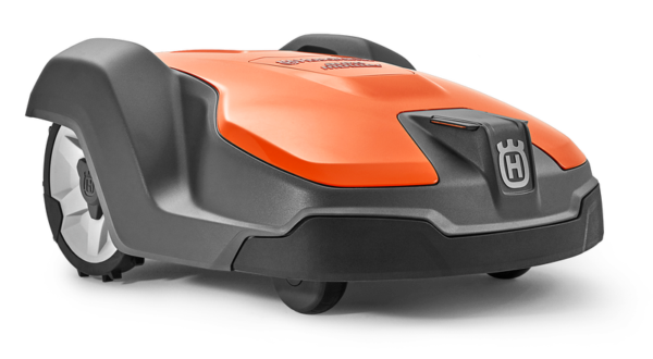 Husqvarna Automower 520 robotmaaier op groot gazon, ontworpen voor professioneel gebruik met GPS-navigatie en slimme vlootbeheerfuncties.