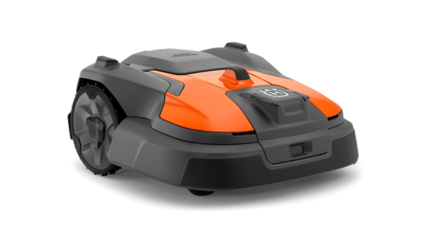 Husqvarna Automower 560 EPOS robotmaaier op sportveld, toont draadloze EPOS-zonecontrole en professioneel maaipatroon voor grote terreinen.