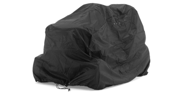 Zwart Husqvarna afdekzeil over TC zitmaaier, toont waterafstotend nylon met trekkoord en ventilatiegaten voor bescherming tegen weersinvloeden.