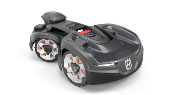 Husqvarna Automower 435X AWD EPOS robotmaaier op hellend terrein, toont vierwielaandrijving en draadloze EPOS-zonecontrole voor grote gazons.