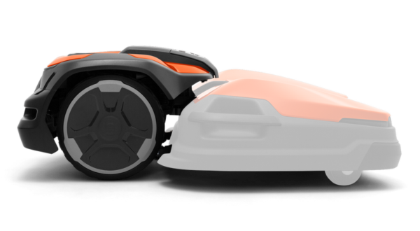 Husqvarna CEORA 546 EPOS robotmaaier op sportveld, toont draadloze EPOS-zonecontrole en systematisch maaipatroon voor professioneel gebruik op uitgestrekte gazons.