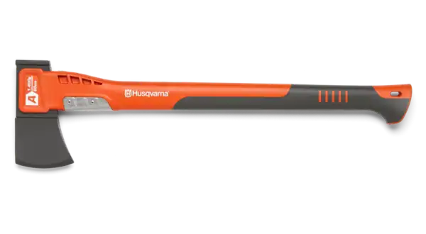 Husqvarna A1400 handbijl met glasvezelsteel, antislipgrip en scherp stalen blad voor hakken en outdoorgebruik.