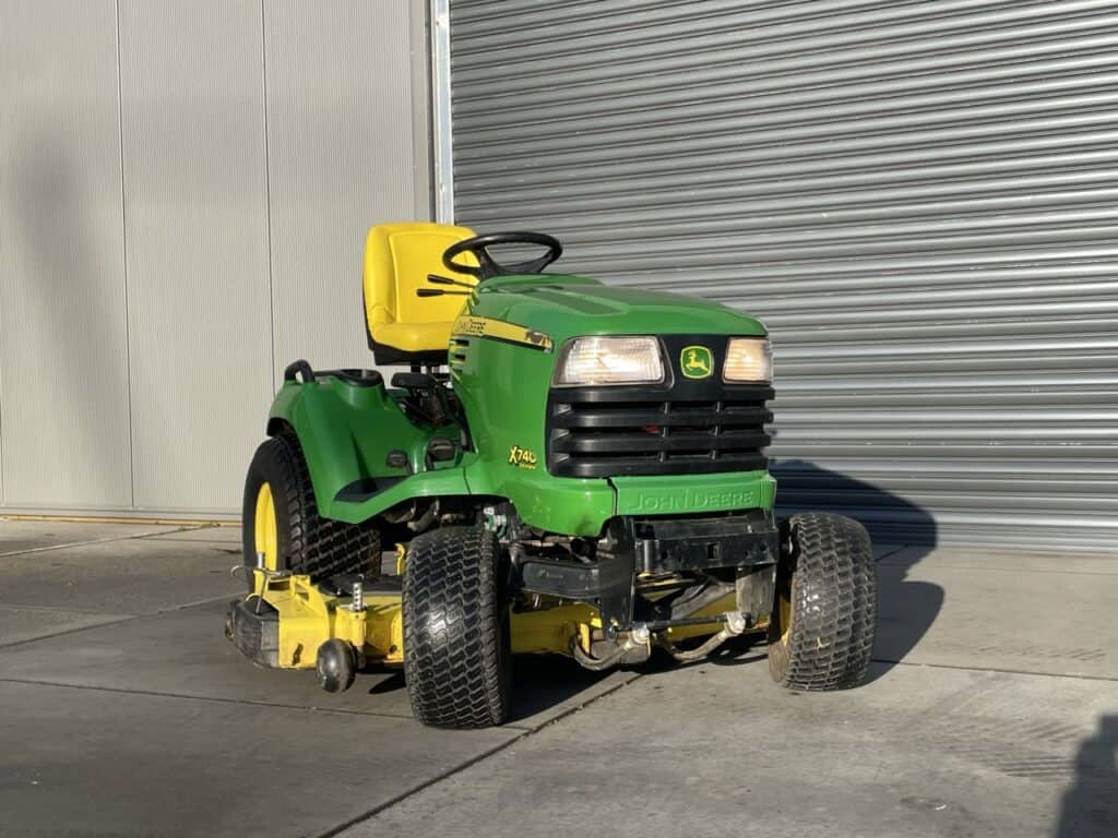 John Deere X740 dieselzitmaaier occasion met hydrostaat, 137 cm maaidek en hydraulische lift.