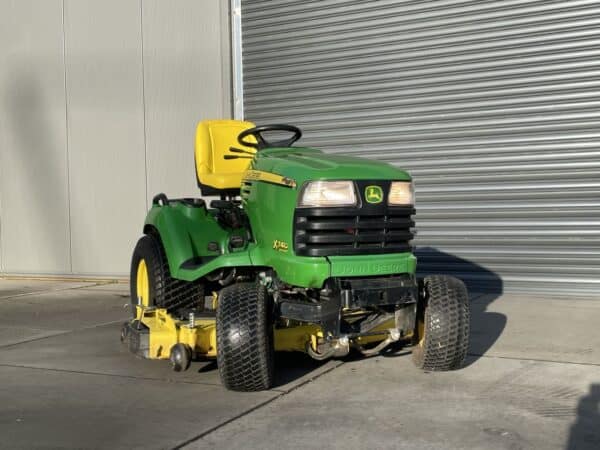 John Deere X740 dieselzitmaaier occasion met hydrostaat, 137 cm maaidek en hydraulische lift.