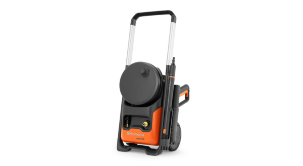 Husqvarna PW 370 hogedrukreiniger met slanghaspel, mondstukken en robuust ontwerp.
