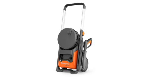 Husqvarna PW 350 hogedrukreiniger met slanghaspel, accessoires en robuust ontwerp.