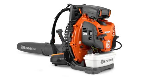 Husqvarna 590BTS ruggedragen bladblazer voor professioneel gebruik, met krachtige 79,4 cc tweetaktmotor en ergonomisch harnas.